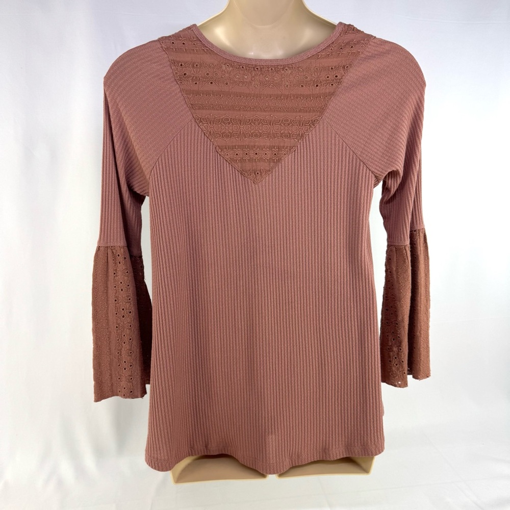 Free People Parisian Eyelet Bell Sleeve textured Top in pinky mauve color medium - Picture 4 of 16